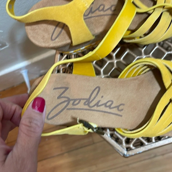 Zodiac Women's Paola wedge Sandal, Yellow, size 9M - Picture 5 of 6